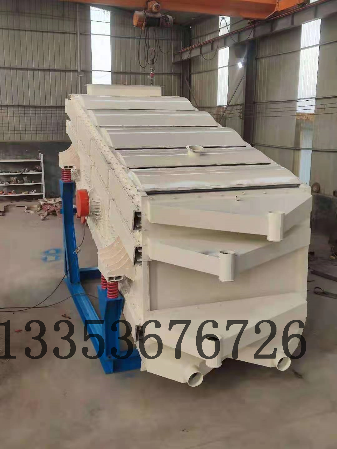 煤矸石是采煤過程和洗煤過程中產生的廢棄物,目前已經成為我國產生量和排放量的工業固體廢棄物之一。山西是資源能源大省,每年產出大量的煤矸石、粉煤灰、冶煉渣等大宗工業 大宗工業固體廢物綜合利用產業發展較困難我國提倡環保和廢舊資源再回收利用政策，就是針對礦山廢料的再利用，和建筑垃圾石料再回收利用都是今年行業的新興行業。在回收利用中少不了物料分級篩分的過程。隨著工業的發展工業機械的進步奧創機械生產的礦用弛張篩分機，是在礦用篩分上的新成就，針對黏性大的物料和篩分效率的難題研發生產的一款機械。 煤矸石弛張篩的應用煤矸石廠，入洗原煤易泥化。煤矸石水分含量較高，煤矸石粘度變大，篩分過程中經常出現篩板堵塞現象，迫使生產中斷，影響系統的連續運行。為了生產的系統連續、高效運行，減輕煤泥水處理系統壓力，該廠使用弛張篩，對煤矸石篩分設備進行技術革新。年初開始對煤矸石廠原煤篩分系統的博后篩更換為雙層弛張篩，以提高篩分效率，創造更大的經濟效益。在弛張篩的選型上，根據現場環境，篩選物料的要求，和處理量，進行選定機械。可咨詢奧創機械設備有限公司，為您量身定型。