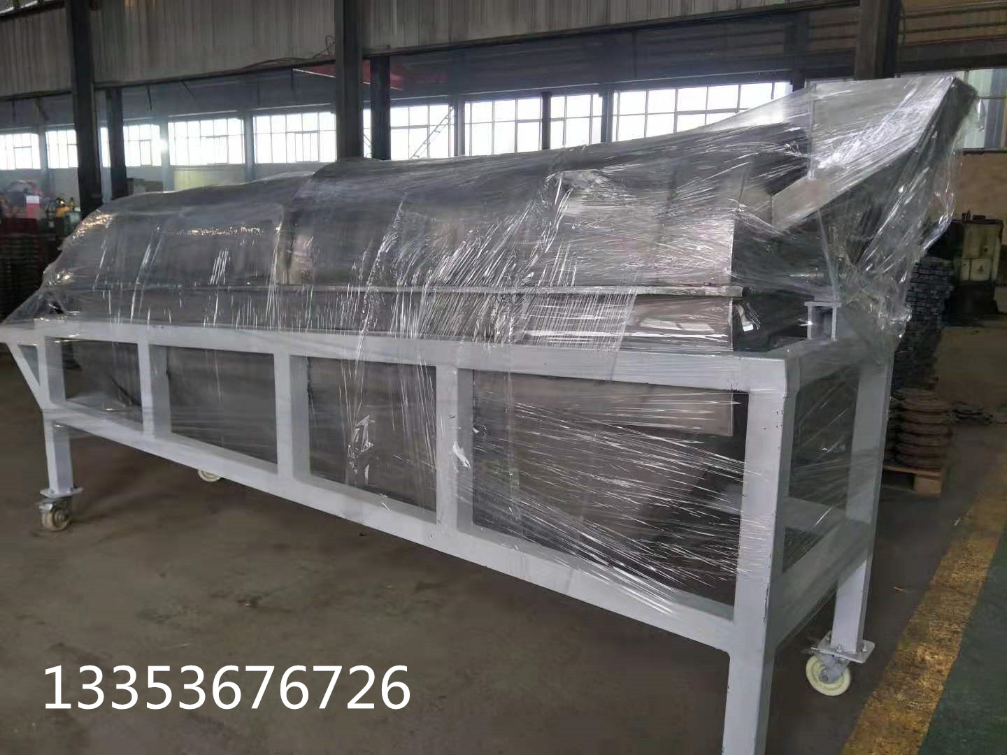 滾筒篩概述 滾筒篩是根據(jù)物料的顆粒大小進(jìn)行分級(jí)處理的一種篩分設(shè)備,又被稱為滾筒篩分機(jī),因工藝布置簡單,被廣泛應(yīng)用于礦山、建材、交通、能源、化工等行業(yè)的產(chǎn)品分級(jí)。常用在中、細(xì)粒物料的分級(jí)篩分。 滾筒篩概述 滾筒篩是根據(jù)物料的顆粒大小進(jìn)行分級(jí)處理的一種篩分設(shè)備,又被稱為滾筒篩分機(jī),因工藝布置簡單,被廣泛應(yīng)用于礦山、建材、交通、能源、化工等行業(yè)的產(chǎn)品分級(jí)。常用在中、細(xì)粒物料的分級(jí)篩分。